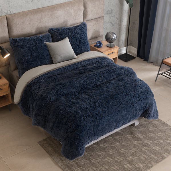 Cobertor invernal de textura ultra suave tipo peluche, ideal para brindar máxima calidez y confort. Su diseño moderno aporta un toque elegante y acogedor. KS XL